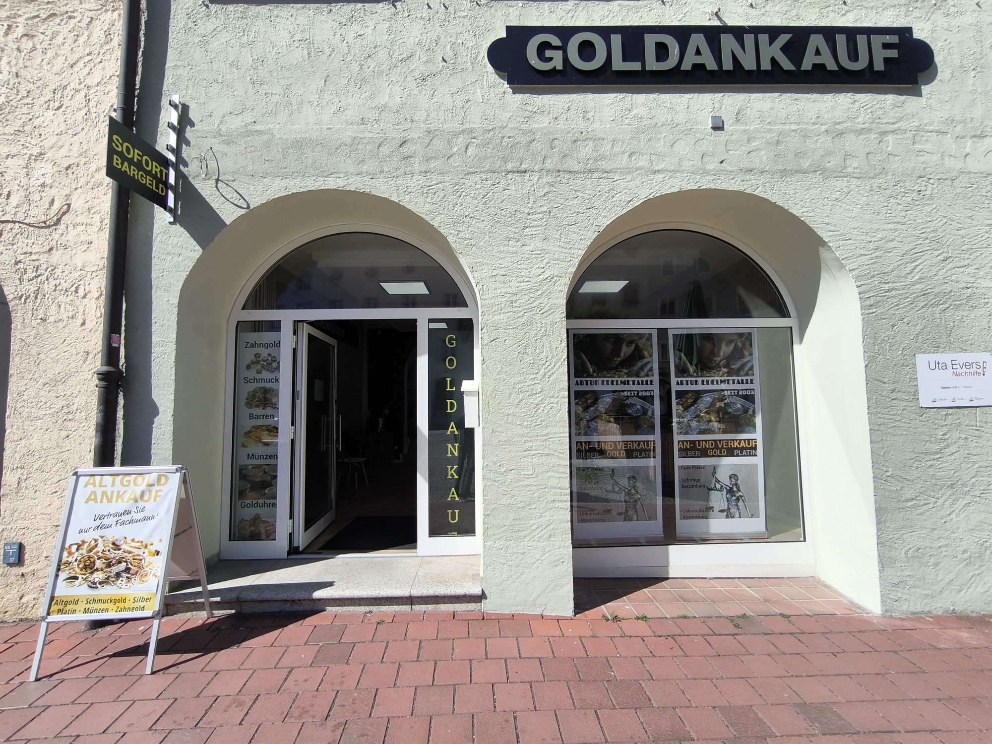 Das Geschäft in Mühldorf von außen, mit Rundbogenfenstern unter dem Schriftzug „Goldankauf“