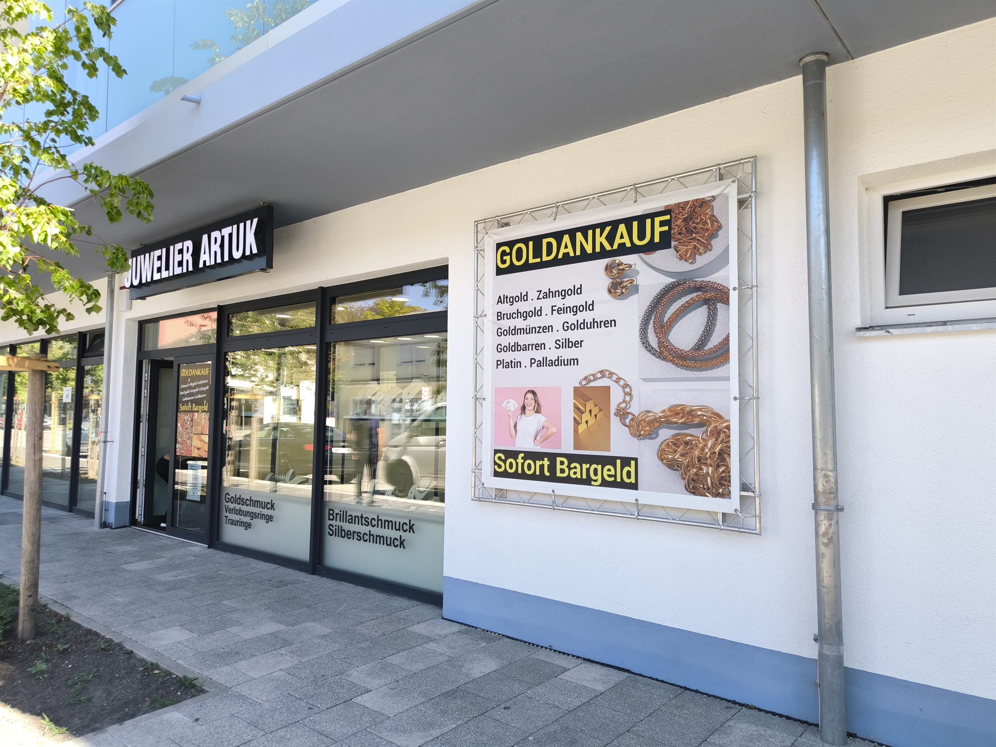 Das Geschäft in Waldkraiburg von außen, mit dem Schild „Juwelier Artuk“ über den Schaufenstern